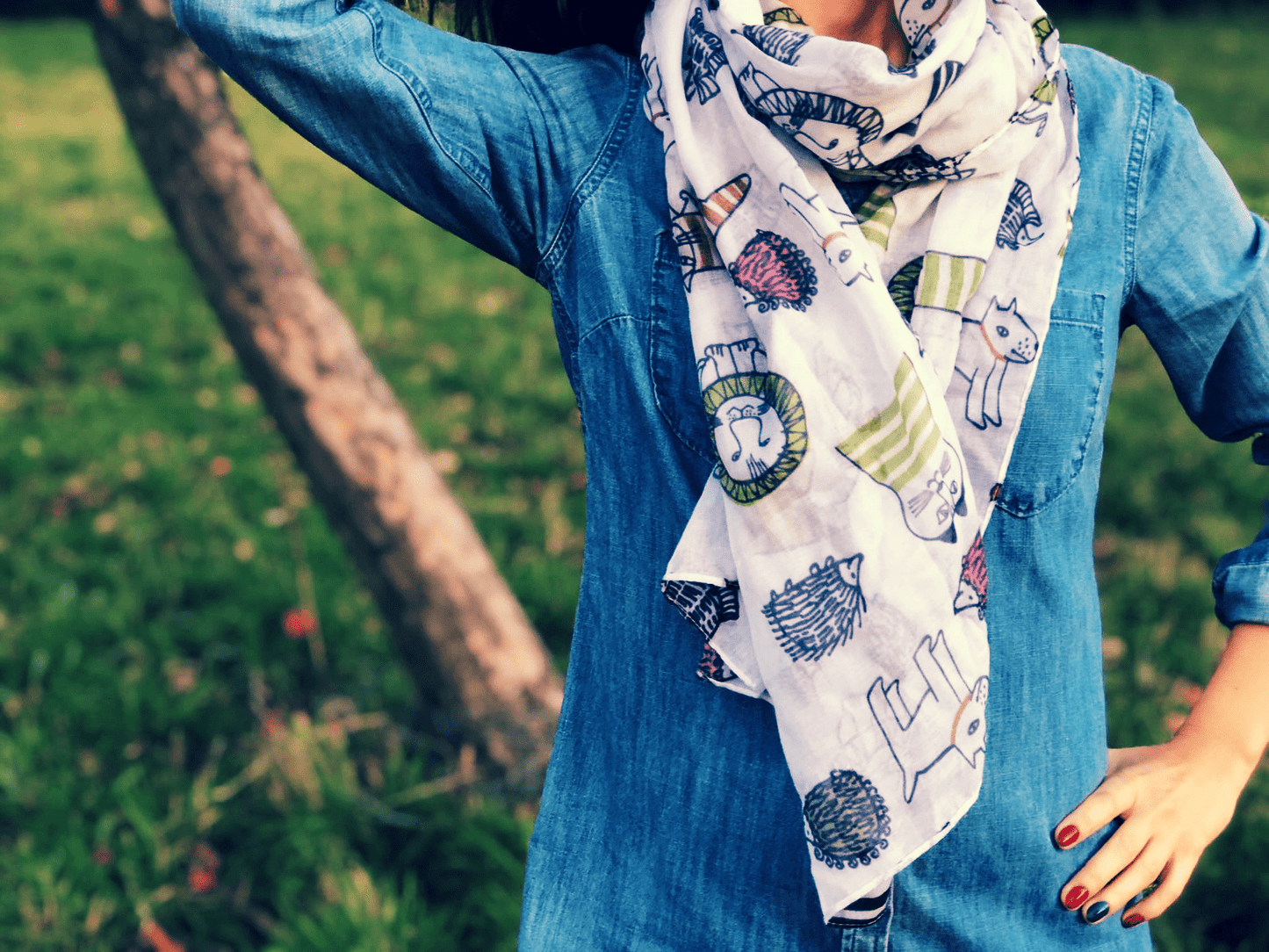 This cotton scarf is an elegant, soft and light scarf with animal patterns representing dogs, cats, hedge, lions to give you a happy, fresh and modern look. This is a sustainable and vegan scarf made from 75% cotton and 25% recycled polyester.
